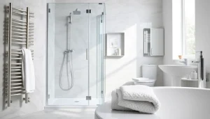 Erleben Sie die hochwertige Badezimmerausstattung von sonni sanitär GmbH mit modernem Duschbereich und eleganten Heizkörpern.